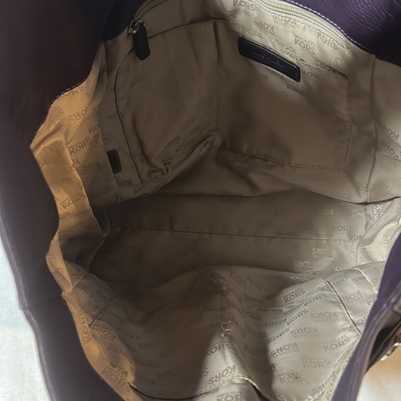 Michael Kors Purple Pebbled Leather Hobo Style Purse With 2 Outside Pockets - Picture 4 of 9